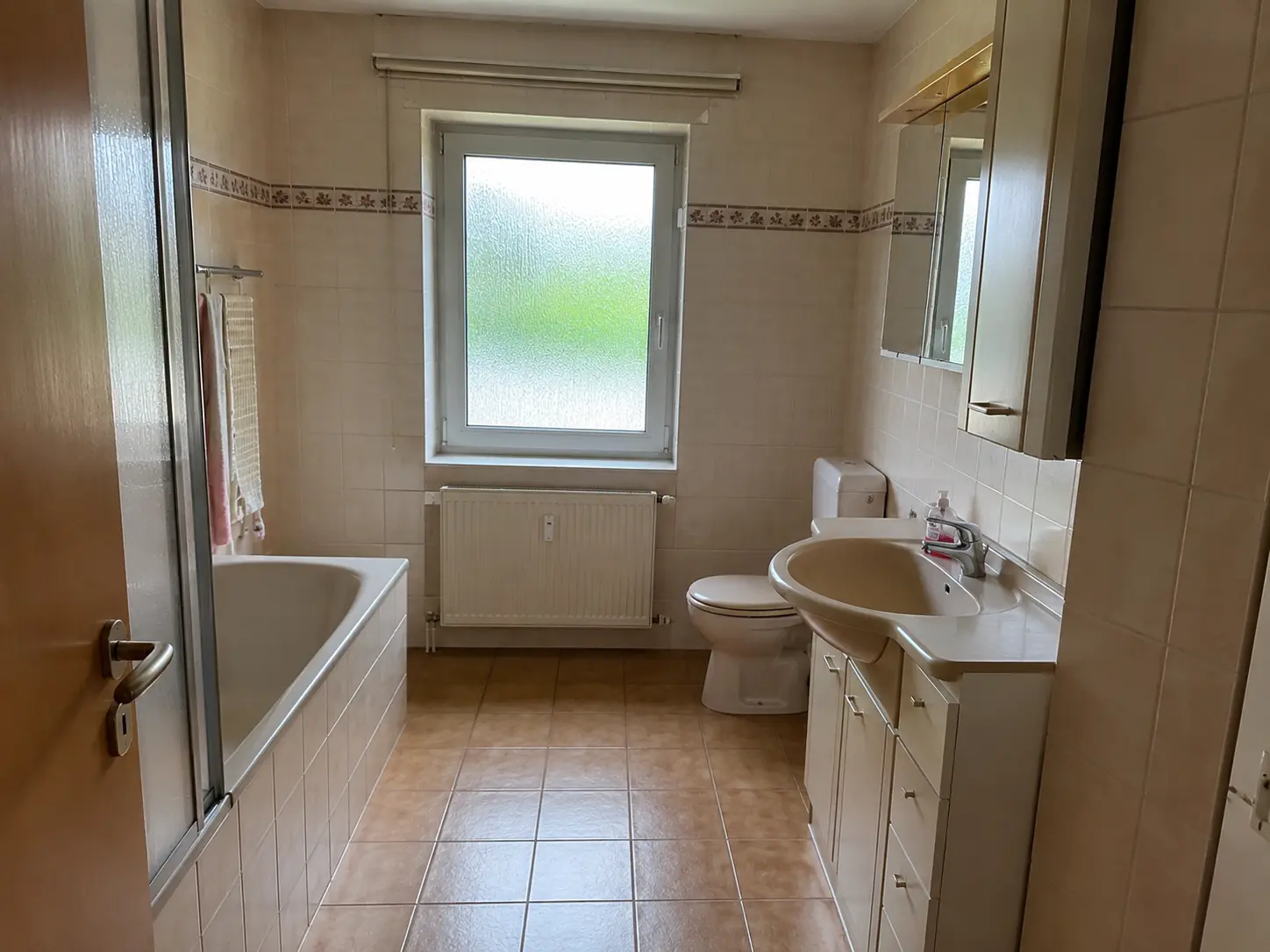 Altes Badezimmer mit Badewanne vor der Komplettsanierung in Hamburg
